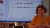 Kirjastonjohtaja Päivi Lehmusvuori esitteli Juvan kirjaston toimintaa 10.9.19.