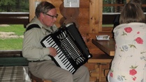 Markku vastasi kesäillan musiikista Lipetin majalla 11.8.2015