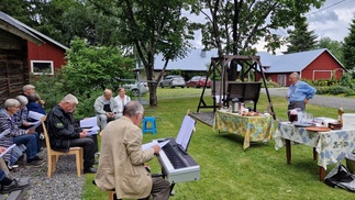 Rotarikausi 2024 - 2025 avatiin Maija Jaatisen kaunilla kesäpihalla, kukkien keskellä, ukkosen ja yhteislaulujen merkeissä.