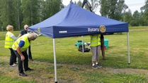 Juvan kesäkarkelot 7.7.18. Vielä kasataan katos.
