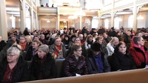 Konsertti sai ihmiset runsaslukuisesti saapumaan kirkkoon.