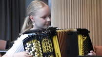 Musiikista vastasi vuoden 2019 hopeinen harmoniikka kilpailun voittaja Anni Saksman pikkusiskoineen.