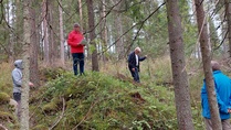 Pietarin suojaksi tehtyjä juoksuhautoja ja vallituksia.