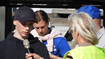 Yhdeksäsluokkalainen Daniil Velichko toimi tilaisuuden tulkkina, näin kaikki pysyivät tilanteen tasalla.