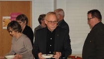 Ensin nautitaan puurosta.
