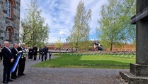 Kaatuneiden muistopäivänä 17.5.26 Juvan rotarit laskivat seppeleen sankariristille. 