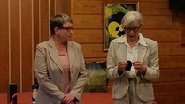Marjaana luovutti rotari tunnukset uudelle klubin jäsenelle Eijalle 15.6.17.