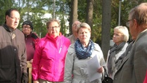 Juvan vanha hautausmaa 8.9.2015. Esittelijänä seurakunnan talouspäällikkö Päivi Kotro.