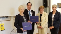 Viimekauden PHF:t myönnettiin Anjalle ja Tarvolle. Kuvassa mukana nykyinen ja viime kauden presidentti. Viikkokokous 22.08.17.