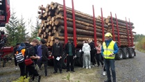Metsäpäivän kruunasi maastossa nautittu hernekeitto ja grillimakkarat.