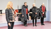 Uuden talon johtajaylihoitajaksi valittu hallintotieteen maisteri Pirjo Syväoja toimi asiantuntevana oppana kierroksellamme.