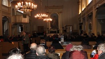 Yleisö odottaa jo konsertin alkamista.