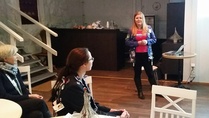 Piirin 1430 vaihto-oppilasvastaava Sonja Marttinen ja vaihto-oppilas Samatha USA:sta kertoivat nuorisovaihdosta 8.11.2016.