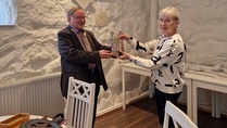 Rotarypiirin 1430 kiertopalkinto "Hyväntahdon haarikka" siirtyi kolmannen kerran vuodeksi Juvan rotarien haltuun 22.4.25.