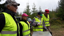 Ala-asteen oppilaat tutustuivat metsään ja puulajeihin oppitunneilla, hekään eivät jääneet ilman grillimakkaraa.
Osallistujat ja järjestäjät olivat tyytyväisiä päivän antiin.