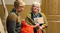 Diakonit Jonna Lemmetyinen ja Maarit-Hannele Sutinen valmistautumassa ruokakassien jakoon.