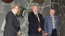 Luopuvien presidenttien ilmeet alkavat olla helpottuneita.