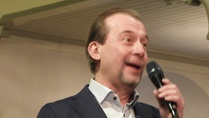 Lehtonen lauloi ja soitti saksofonia, Hovi soitti flygeliä ja kertoi lauluihin liittyviä tarinoita.