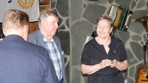 Juvan klubi muisti Tuulikkia ja Eskoa PHF tunnustuksilla.