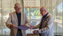Ari vastaanotti PHF- tunnuksen 25.08. viikkokokouksessa.