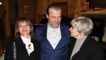 Moni halusi yhteiskuvaan.