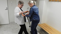 Birgitta Kervinen testasi miten presidentin siirto onnistuu uudella apuvälineellä.