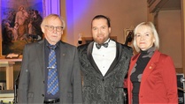 Rantasalmen ja Juvan klubien presidentit Sakari ja Anja yhteiskuvassa Teemu Roivaisen kanssa.
