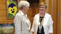 Marjaana luovutti presidentin tunnukset Ingalle vitjojen vaihtotilaisuudessa Rantasalmella 15.6.17.