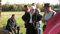 Rukiinpuinnissa Karin vieraana 4.10.2014.
"Kyläpäällikkö" pitää taukoa.